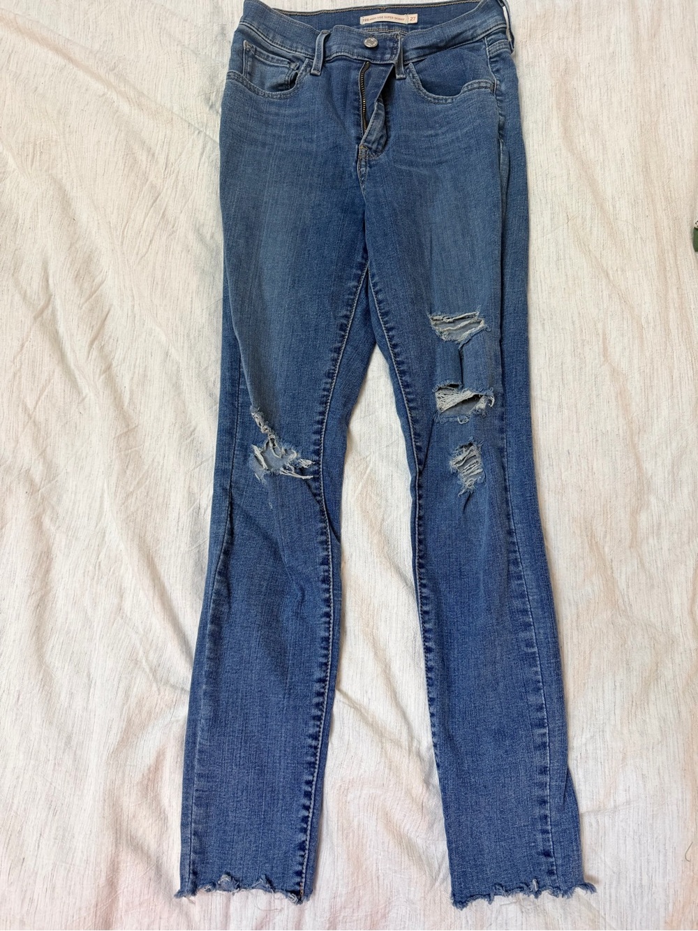 Levi's Women's Ripped Skinny Jeans in Medium Blue